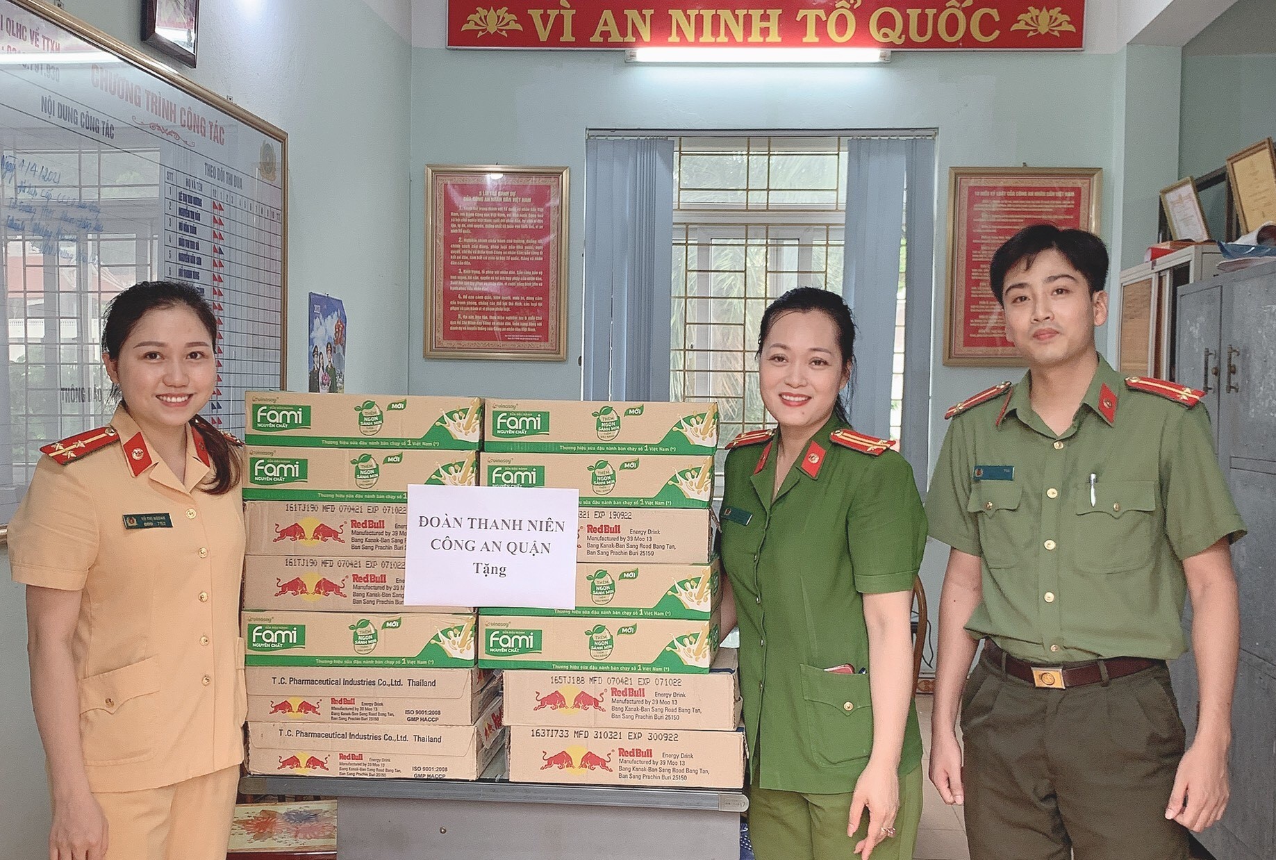 Đoàn Thanh niên CAQ Kiến An tặng quà các tổ công tác cấp CCCD gắn chíp điện tử